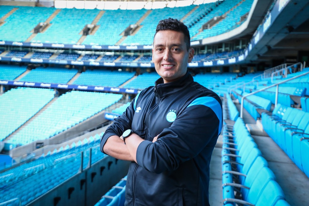 Grêmio anuncia Cyro Leães como novo técnico das Mosqueteiras